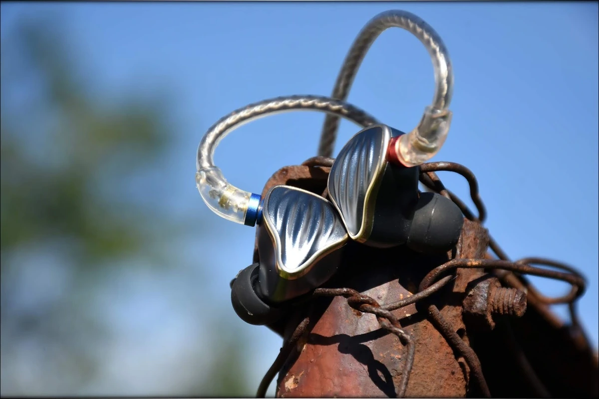 FiiO FH5 Hybrid IEMs Review 