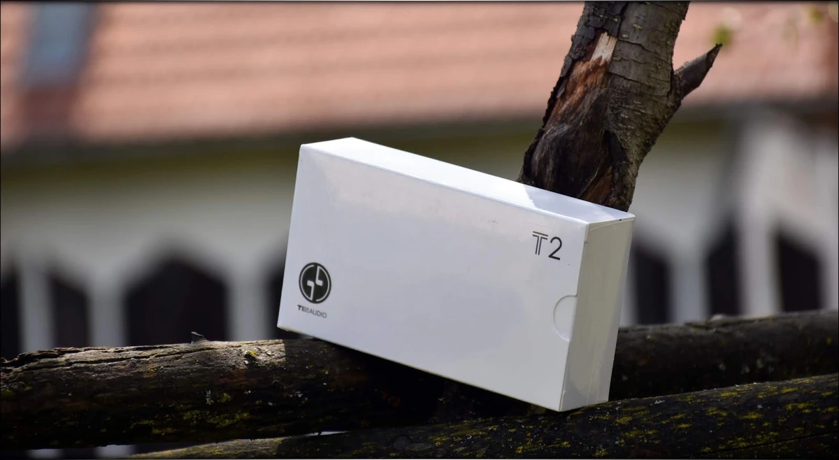 Tin T2 White Package, seated on a wooden construction Tin T2 White Package, seated on a wooden construction