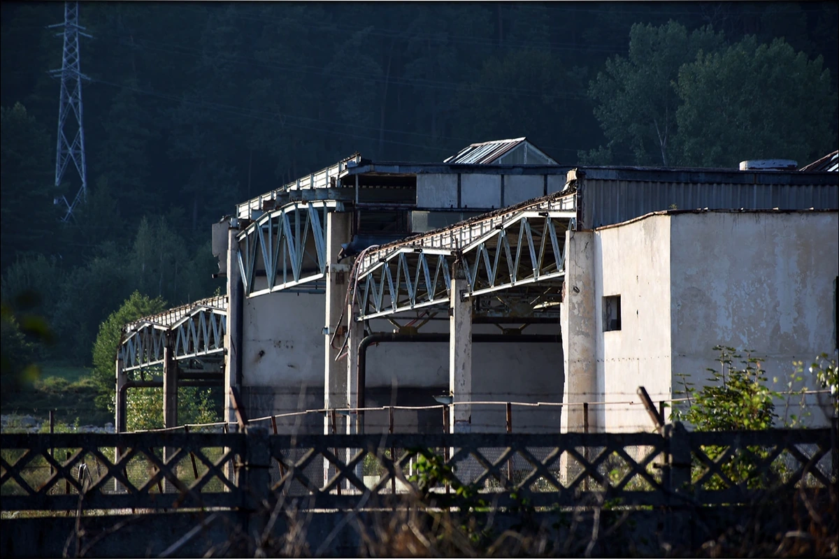 Abandoned building, mainly used for storage in Campulung, Romania, Photo taken while listening to xDSD iFi xDSD Review Detail Photo